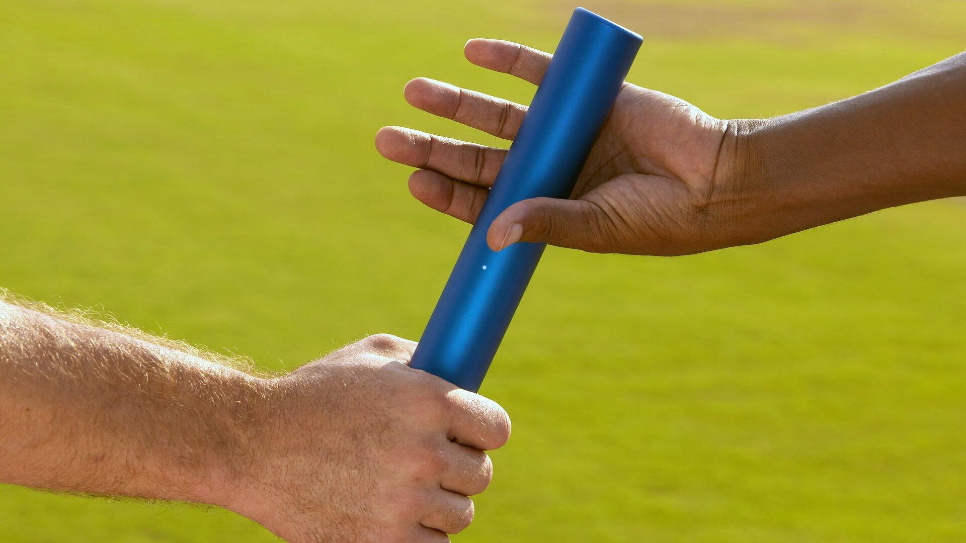 【 爱游戏体育】维斯塔潘纽北惊魂瞬间，草地超慢车引观众惊呼，赛车安全再成焦点